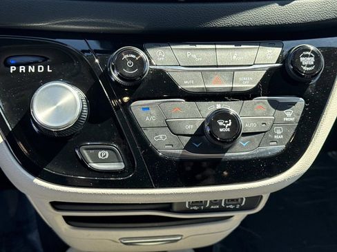 Used 2023 Chrysler Pacifica Touring-L image 24