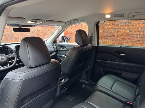 Used 2025 Nissan Pathfinder SL AWD/4WD image 26