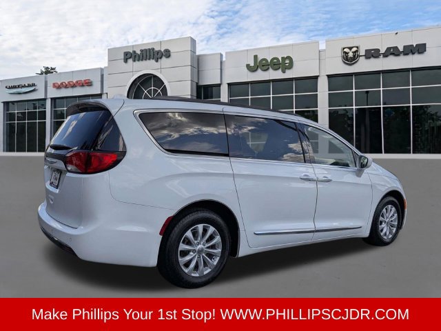 Used 2017 Chrysler Pacifica Touring-L FWD image 3