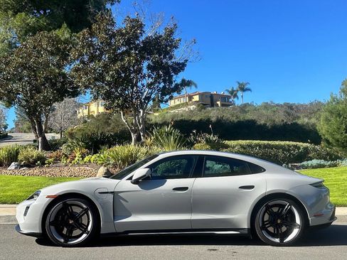 Used 2022 Porsche Taycan 4S image 3