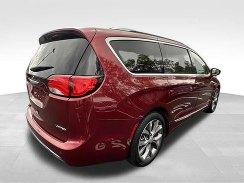Used 2019 Chrysler Pacifica Limited w/ Tire & Wheel Group FWD image 7
