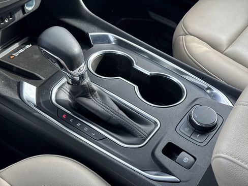 Used 2023 Chevrolet Traverse LT w/ Rear Camera Mirror Package image 26