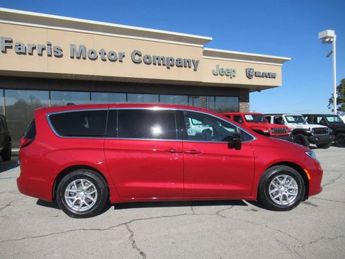 New 2026 Chrysler Pacifica Select image 8