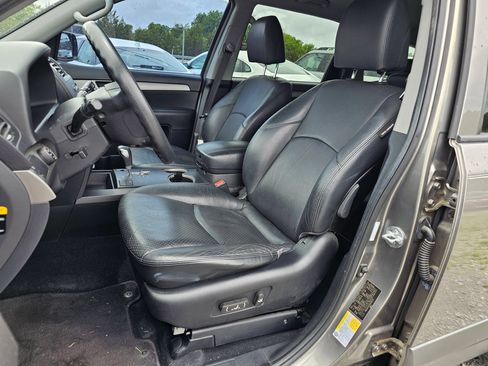 Used 2009 Kia Borrego LX w/ Convenience Pkg AWD/4WD image 3