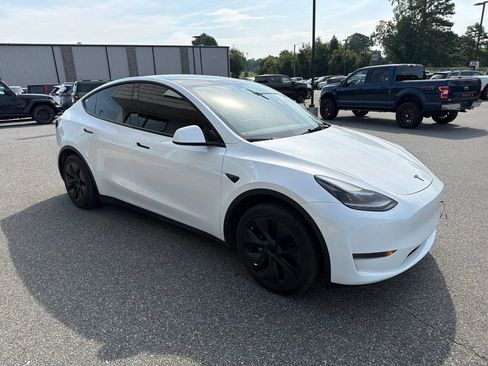 Used 2025 Tesla Model Y Long Range RWD image 8