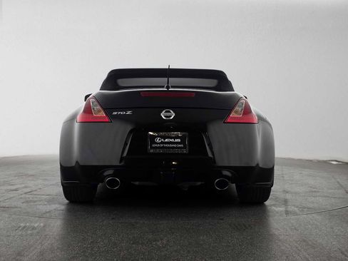 Used 2018 Nissan 370Z Touring RWD image 4