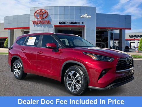 Used 2024 Toyota Highlander XLE FWD image 1
