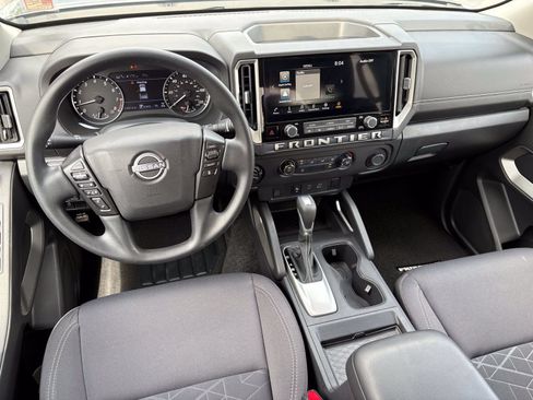 Used 2025 Nissan Frontier SV AWD/4WD image 13