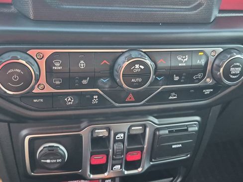 Used 2020 Jeep Gladiator Rubicon w/ Cold Weather Group AWD/4WD image 18
