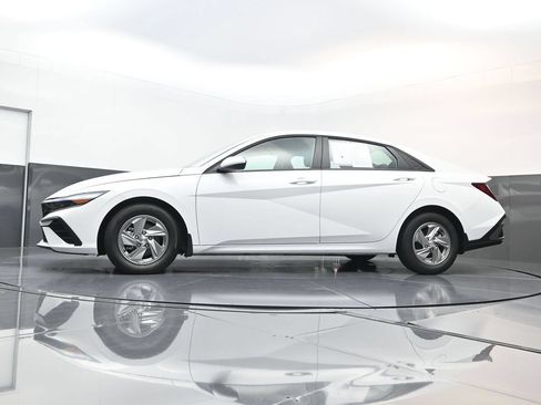 Certified 2026 Hyundai Elantra SE FWD image 26