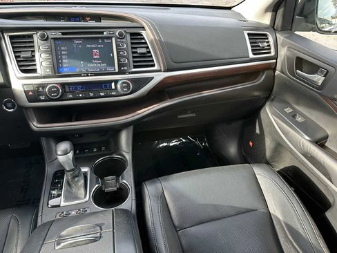 Used 2015 Toyota Highlander Limited image 18