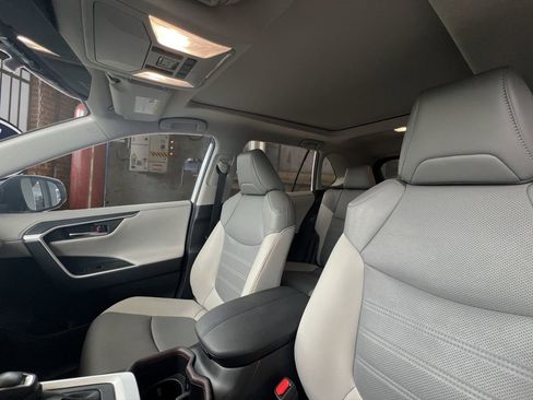 Used 2022 Toyota RAV4 Limited image 16