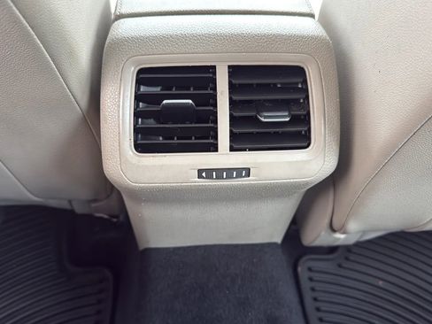 Used 2016 Volkswagen Golf Limited Edition image 28