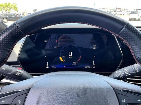 Used 2025 Chevrolet Trax RS w/ Sunroof Package image 22