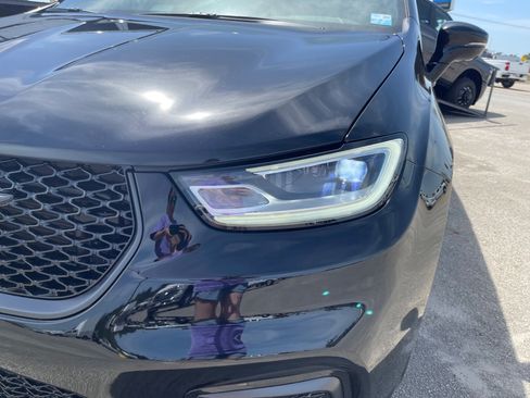 New 2025 Chrysler Pacifica Limited FWD image 9