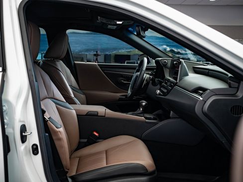 Certified 2025 Lexus ES 300h Ultra Luxury w/ Accessory Package (Z1) image 24