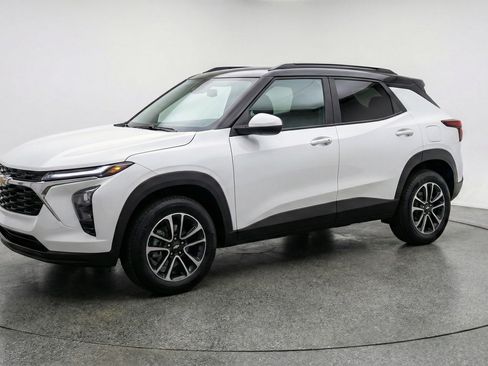 Used 2025 Chevrolet TrailBlazer LT image 3