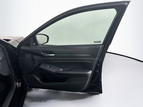 Used 2025 Nissan Altima 2.5 SV FWD image 29