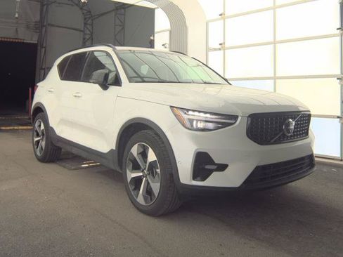 Used 2026 Volvo XC40 B5 Plus AWD/4WD image 3