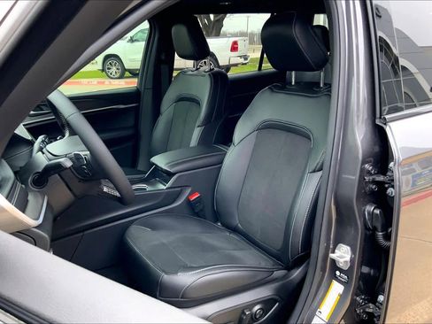 New 2026 Jeep Grand Cherokee L Laredo Altitude image 9