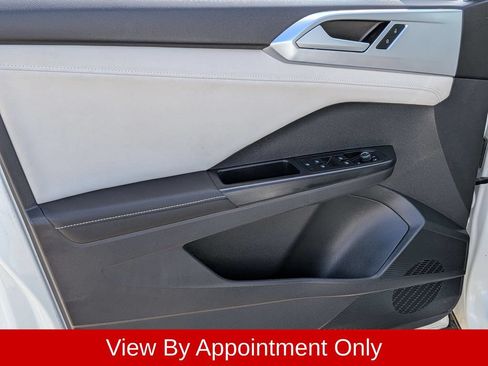 Used 2025 Volkswagen Taos SE AWD/4WD image 11