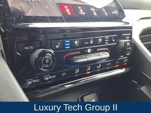 Used 2024 Jeep Grand Cherokee L Limited w/ Luxury Tech Group II image 4