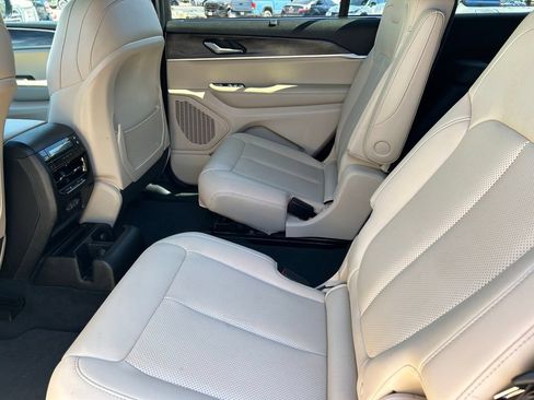 Used 2023 Jeep Grand Cherokee L Limited w/ Luxury Tech Group II AWD/4WD image 18