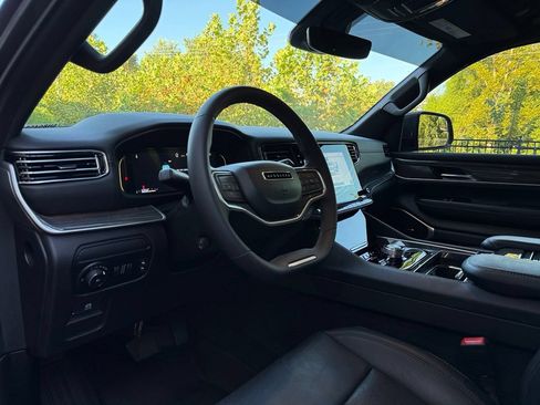 Used 2022 Jeep Wagoneer Series II AWD/4WD image 9
