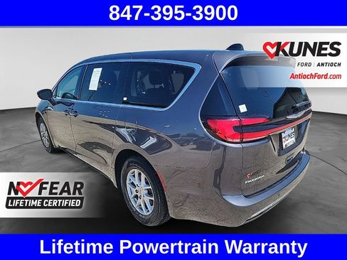 Used 2023 Chrysler Pacifica Touring-L FWD image 8