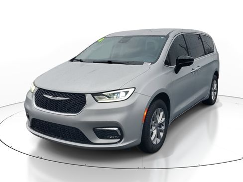 Used 2024 Chrysler Pacifica Touring-L image 3