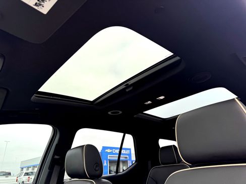 Used 2023 Chevrolet Traverse Premier w/ Redline Edition image 14