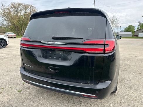 Used 2024 Chrysler Pacifica Touring-L FWD image 9