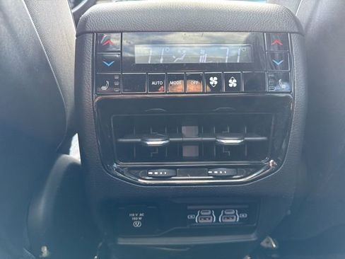 Used 2022 Jeep Grand Cherokee Overland w/ Luxury Tech Group IV AWD/4WD image 23