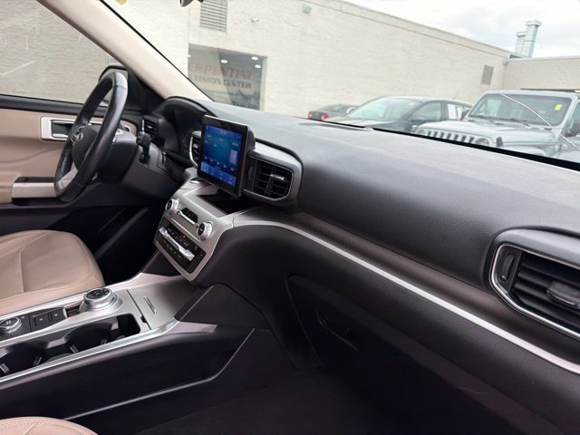 Used 2021 Ford Explorer XLT w/ Equipment Group 202A AWD/4WD image 24