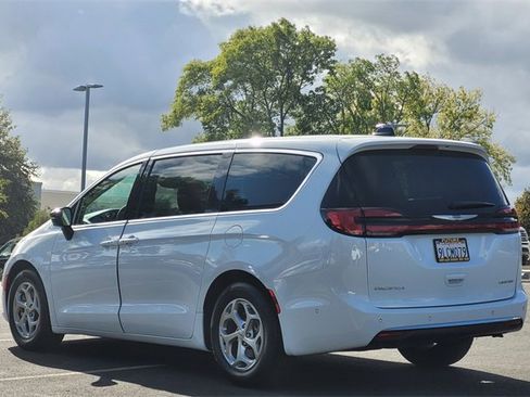 New 2024 Chrysler Pacifica Limited w/ Uconnect Theater Family Group image 6