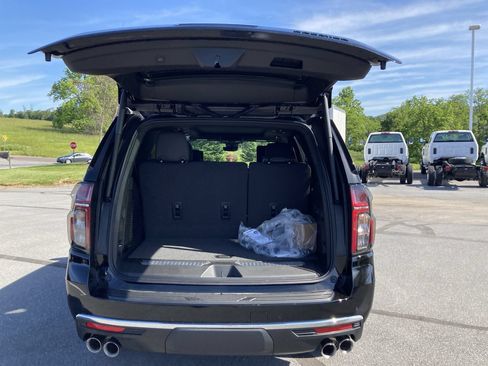Used 2024 Chevrolet Tahoe Premier w/ Premium Package AWD/4WD image 18
