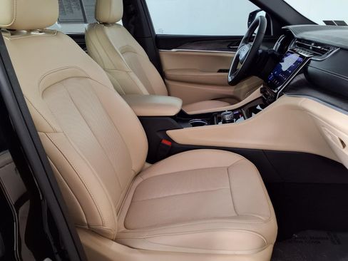 Used 2024 Jeep Grand Cherokee L Limited w/ Luxury Tech Group II AWD/4WD image 9