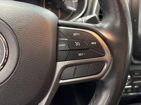 Used 2019 Jeep Cherokee Latitude Plus w/ Travel & Safety Group image 35