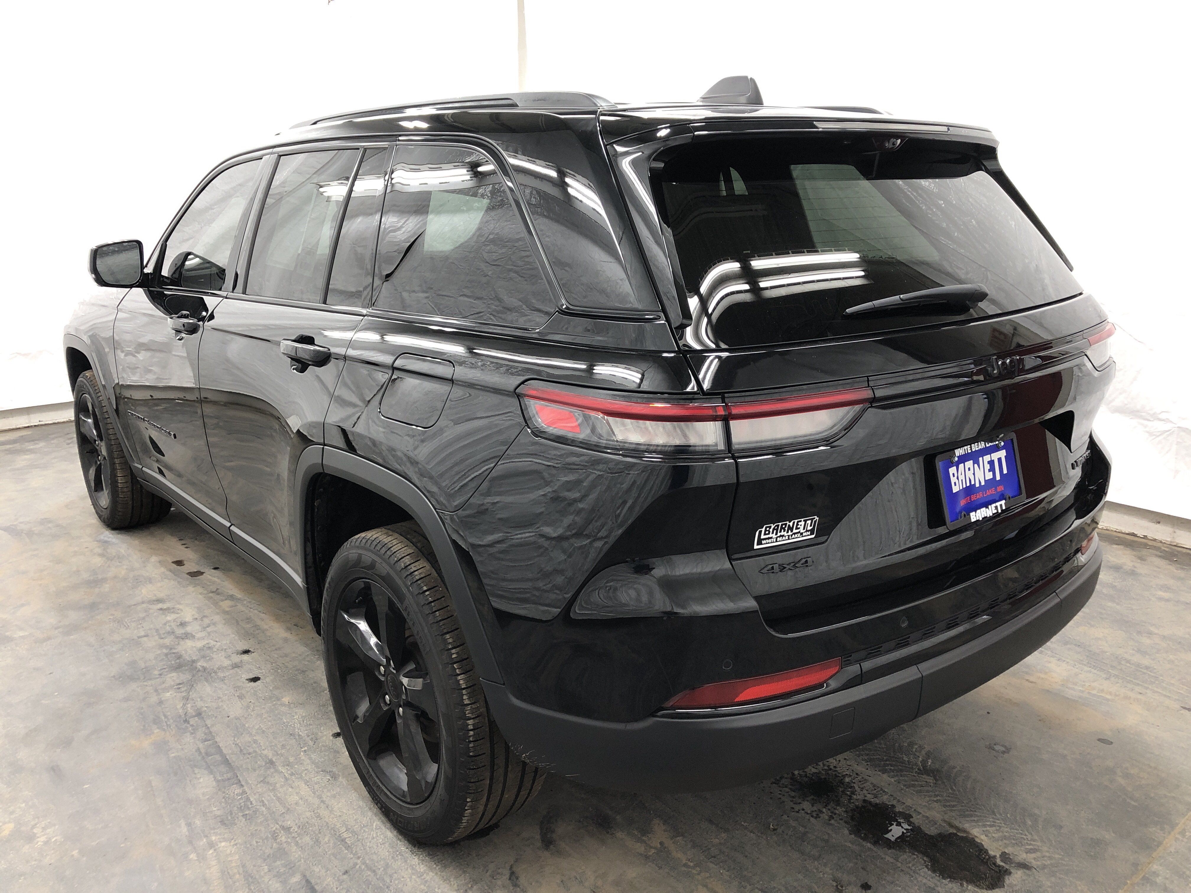 Certified 2024 Jeep Grand Cherokee Limited w/ Luxury Tech Group II AWD/4WD image 6