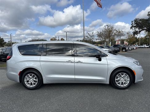 New 2026 Chrysler Pacifica Select image 2