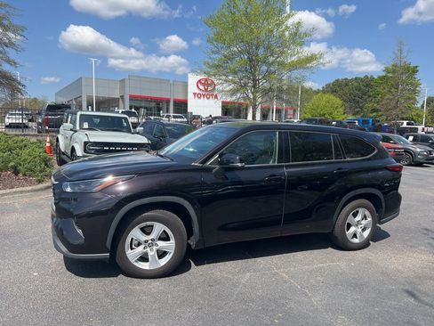 Used 2022 Toyota Highlander LE image 4