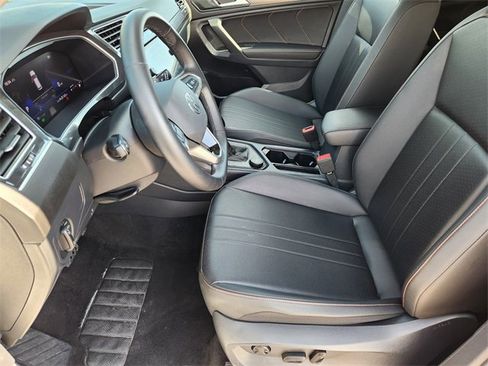 Used 2024 Volkswagen Tiguan SE image 14