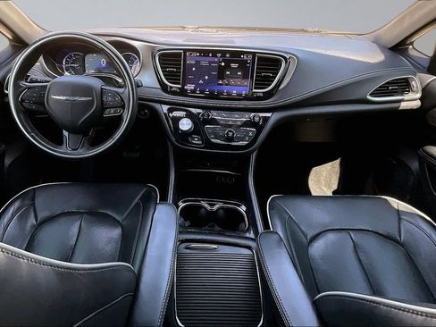 Used 2021 Chrysler Pacifica Limited w/ Uconnect Theater Family Group FWD image 9