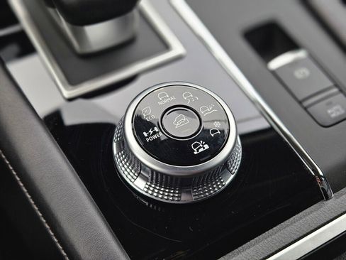 New 2025 Mitsubishi Outlander SE image 24