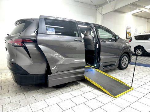 Used 2022 Toyota Sienna LE image 2