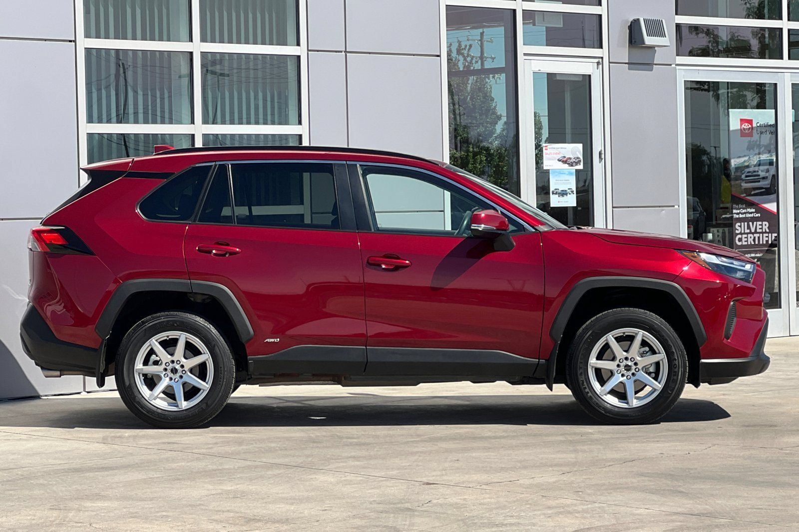 Used 2024 Toyota RAV4 LE AWD/4WD image 3