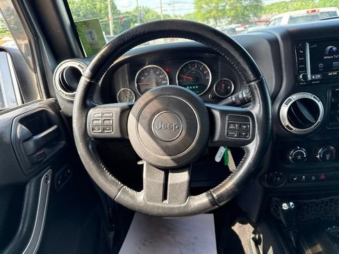 Used 2018 Jeep Wrangler Unlimited Rubicon w/ Connectivity Group AWD/4WD image 26