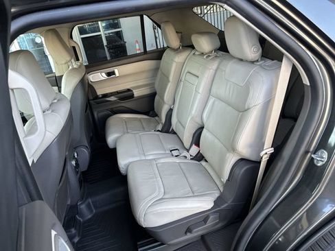 Used 2020 Ford Explorer Platinum w/ Premium Technology Package AWD/4WD image 23