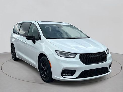 Used 2023 Chrysler Pacifica Limited w/ Uconnect Theater Family Group FWD image 3