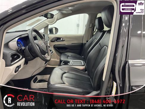 Used 2023 Chrysler Pacifica Touring-L FWD image 12